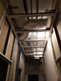 Installation en cours d'une climatisation gainable